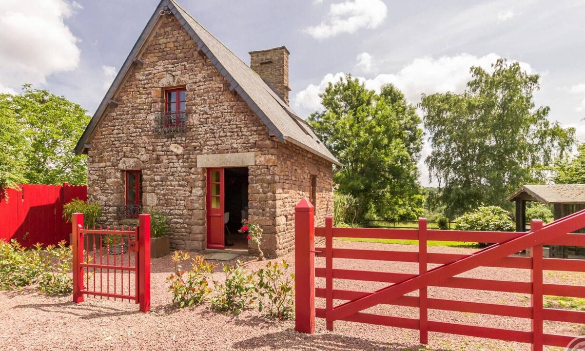 Gavray Apartment | Charming stone house with garden, ideal for couple