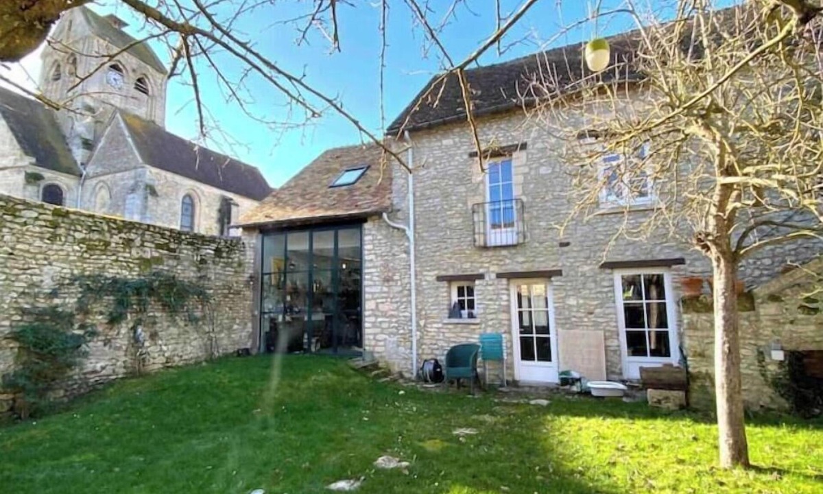 Vaudancourt House | Charming stone house in the heart of the Vexin, enclosed garden and view of the bell tower