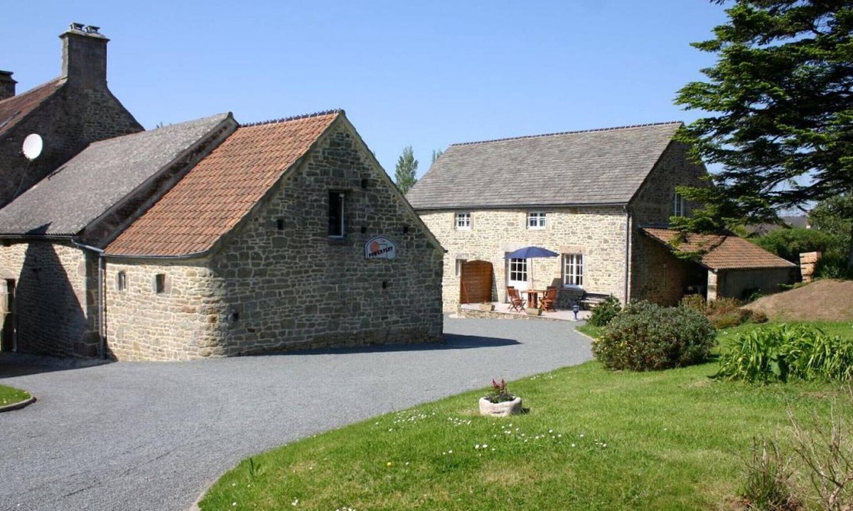 Clitourps Cottage | Charming stone house, enclosed garden in Val de Saire