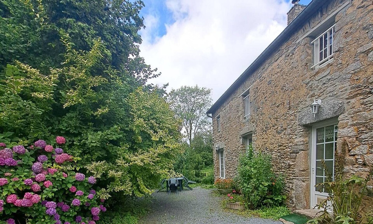 Gratot Cottage | Charming stone house with private garden, pets allowed