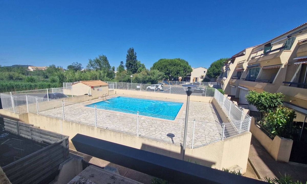 Marseillan Plage Apartment | Charming Studio Cabin with Loggia, Parking & Pool in Marseillan - Sleeps 4