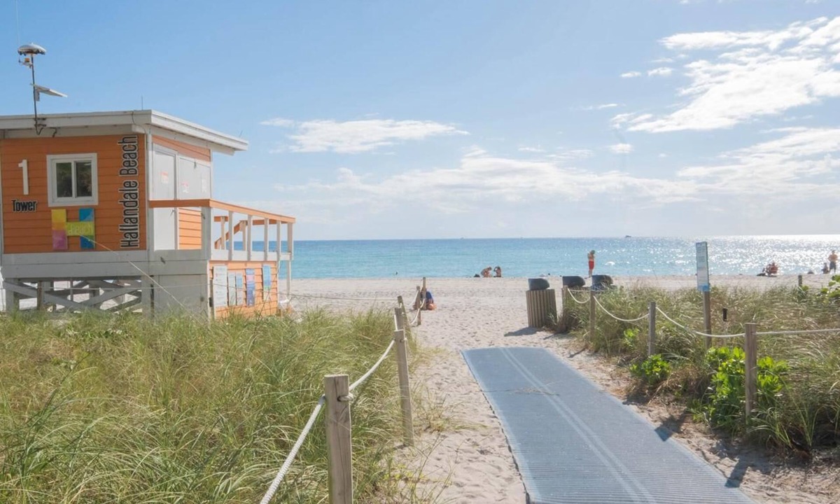 Hallandale Beach Apartment | Charming Studio by the Ocean - Beach Service