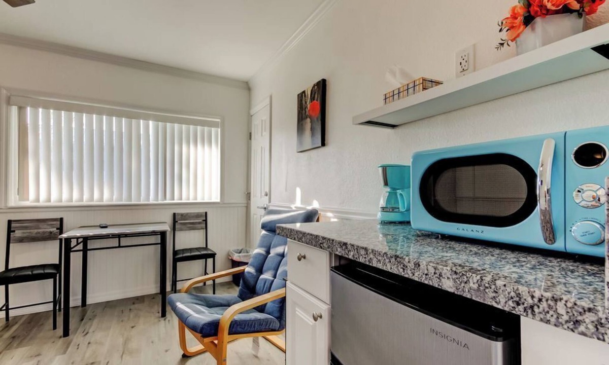 Sunset Reef Hotel | Charming Studio- Walk to the Beach-Renovated-GREAT LOCATION-Carousel #4