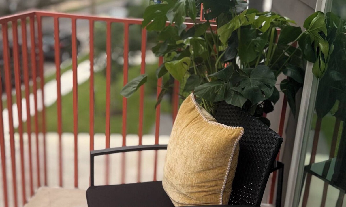 Cityplace Apartment | Charming Studio: A MUST STAY LOCATION W/a queen bed to host your dreams.