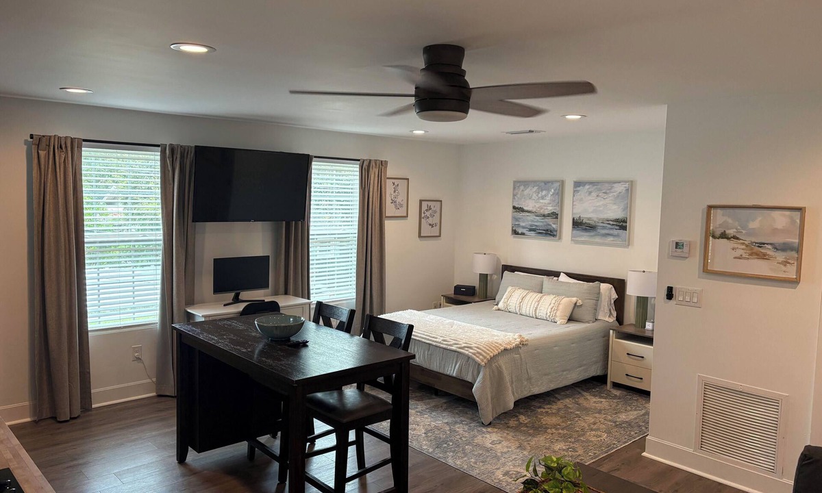 Crescent Heights Apartment | Charming Studio-Crescent Heights- Private Entrance