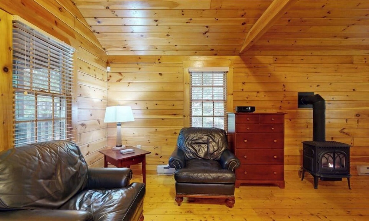 Northport Cabin | Charming studio cabin near hiking trails with firepit, & AC