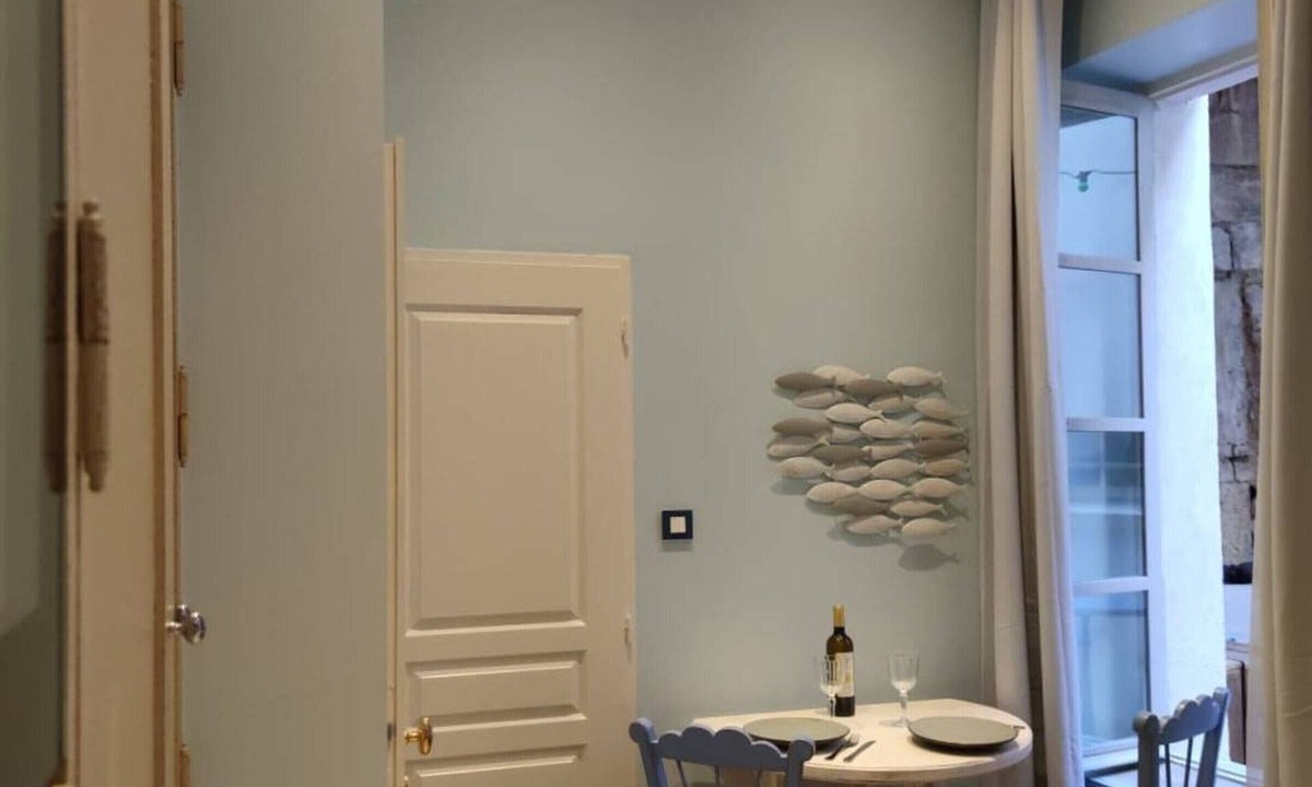 Pezenas Apartment | Charming studio, historical center of Pézenas