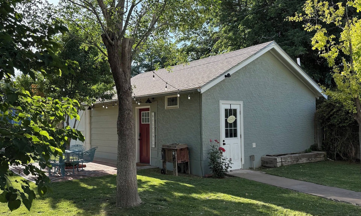 Roswell Apartment | Charming studio in downtown Roswell, New Mexico.