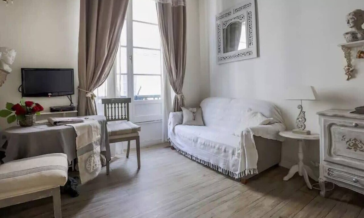 Saint-Merri Apartment | Charming Studio in the Heart of the Marais