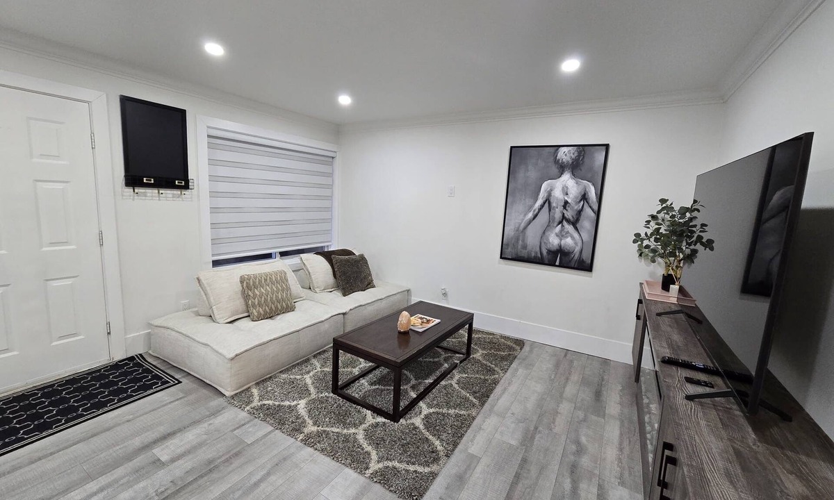 Surrey Newton Apartment | Charming studio in wonderful Surrey with AC