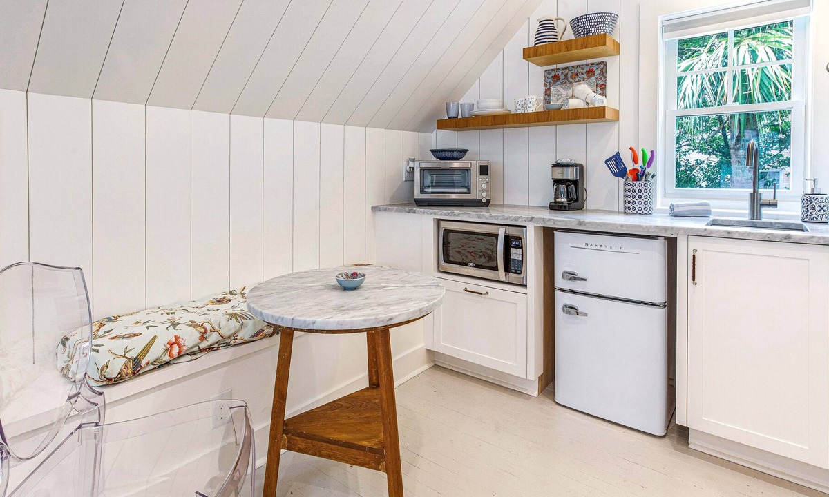 Midtown Apartment | Charming Studio Long-term Rental in Ardsley Park by Lucky Savannah