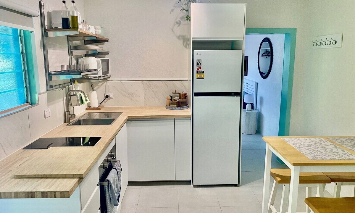 Yorkeys Knob Apartment | Charming studio near the boat club with deck