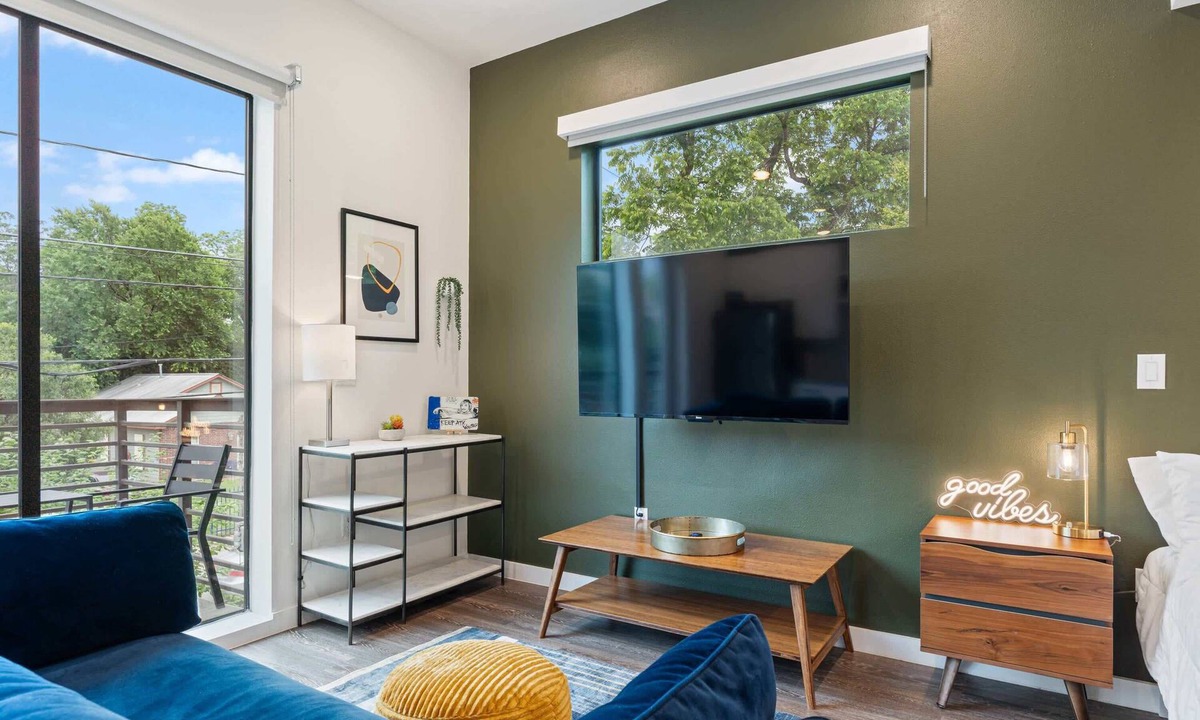 East Cesar Chavez Apartment | Charming Studio Near Rainey St | Parking | DT ATX