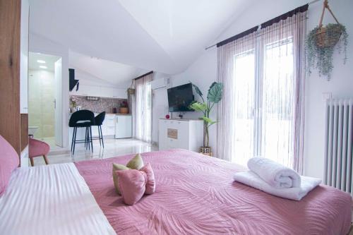 Alepou Apartment | Charming Studio with BBQ Near Airport & Old Town