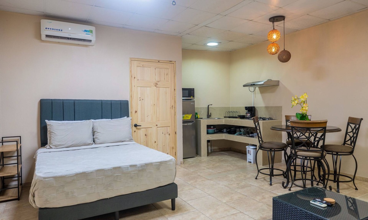 Uvita Apartment | Charming studio with full kitchen, fast WiFi, shared laundry & cozy sofa bed