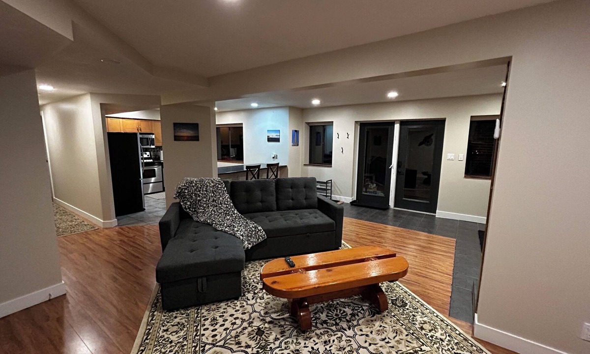 Regional District of Nanaimo House | Charming suite in Cedar (Nanaimo) w/wood burning fireplace & A/C. Pet friendly!
