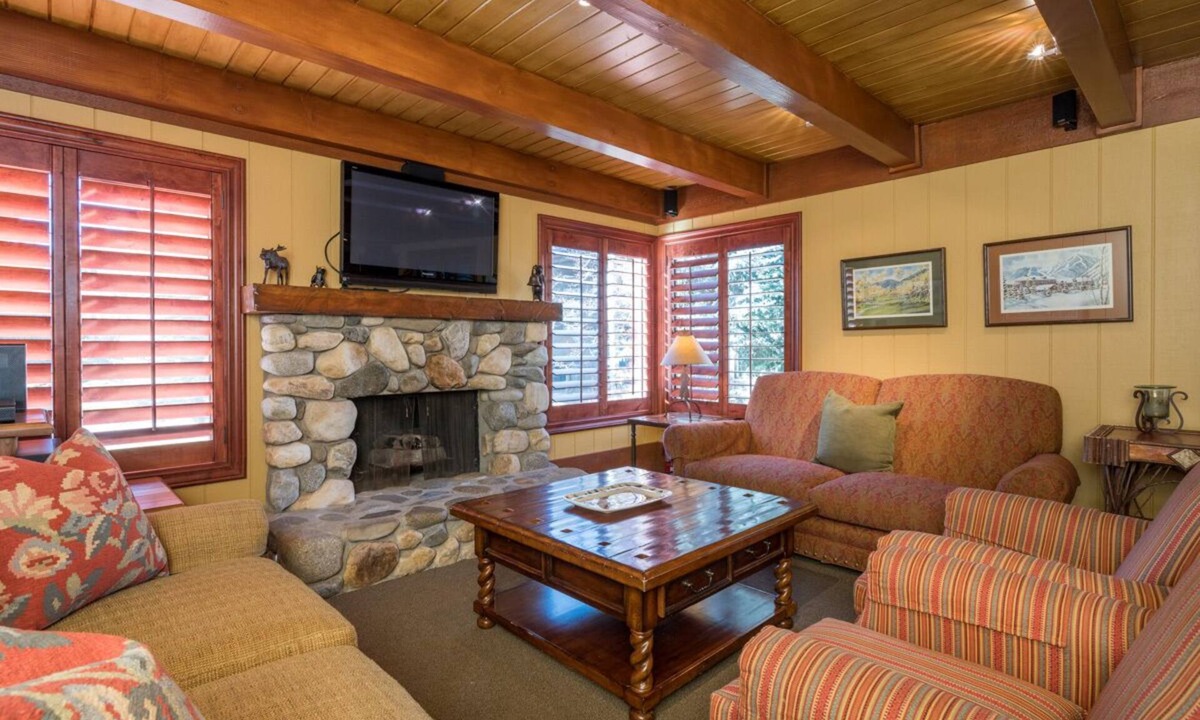 Elkhorn Condo | Charming Sun Valley Condo with WIFI and Mountain Views