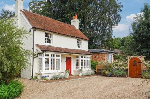 Bookham House | Charming Surrey Cottage perfect for Autumn or Winter gatherings
