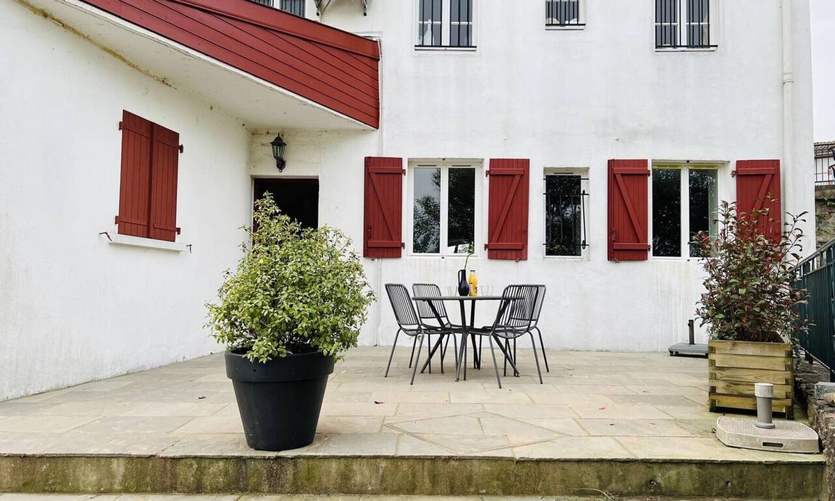 Cambo-les-Bains Apartment | Charming T2 apartment in Cambo, city center, small terrace, Internet, pets allowed