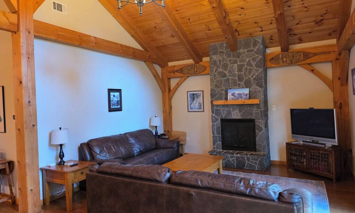 Franconia Ski Chalet | Charming, Timber framed, Mountain Chalet at Cannon Mountain - Whole house AC!