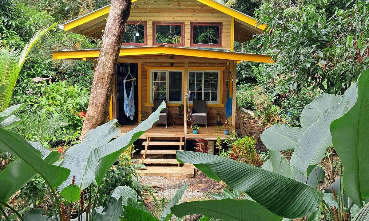 Carenero Island Cottage | Charming Tiny House, 1 minute walk to surf and beaches, peaceful.