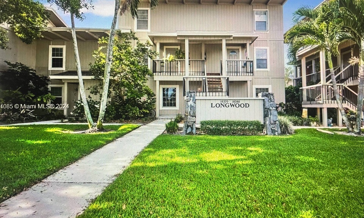 Jupiter House | Charming townhome in a vibrant and active gated golf community in Jupiter.