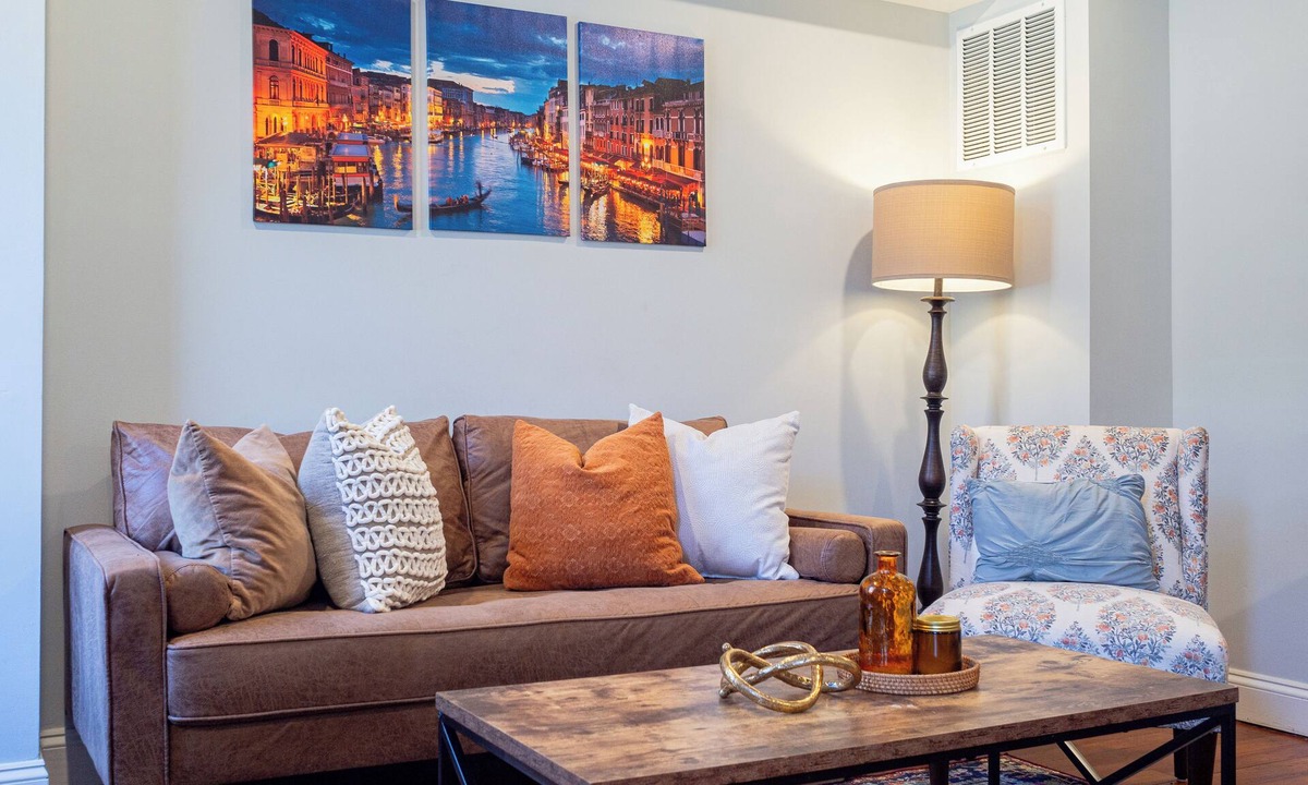 Fells Point House | Charming Townhome in Vibrant Little Italy: Your Perfect Baltimore Getaway!