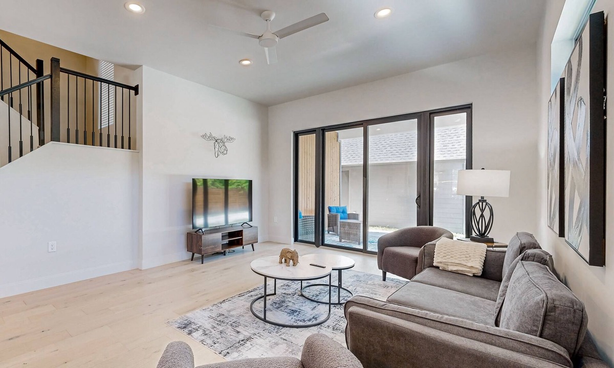 Highland House | Charming townhouse with W/D and enclosed backyard