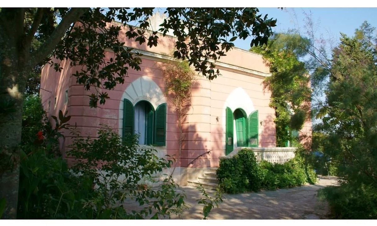 Cutrofiano Villa | Charming traditional villa in Salento, Puglia, Italy, surrounded by vineyards.