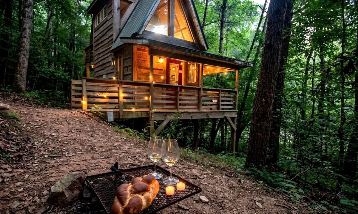 Suches RV Rental | Charming Tree House with a Hot Tub in Chattahoochee National Forest, Georgia