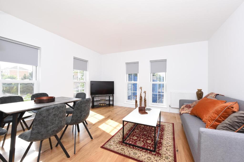 Fulham Broadway Apartment | Charming Two Bed Balcony Apartment at Chelsea London