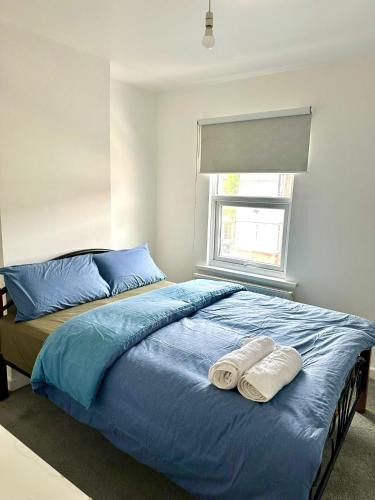 Bensham Manor House | Charming Two-Bedroom Retreat-Garden Oasis Near Central London & Transport Links