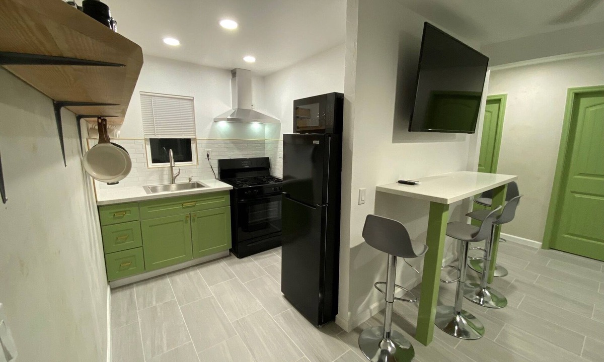 Feldman's House | Charming two bedroom bungalow blocks from U of A!