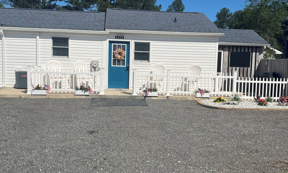 Long Neck Apartment | Charming two-bedroom, one bath, with screened porch is your perfect getaway.