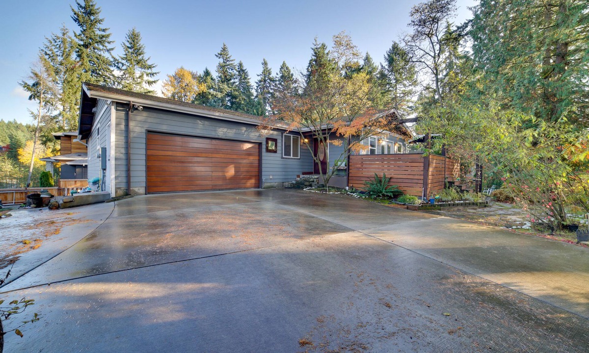 Newcastle House | Charming Unit w/Deck ~ 3 Mi to Lake Washington!
