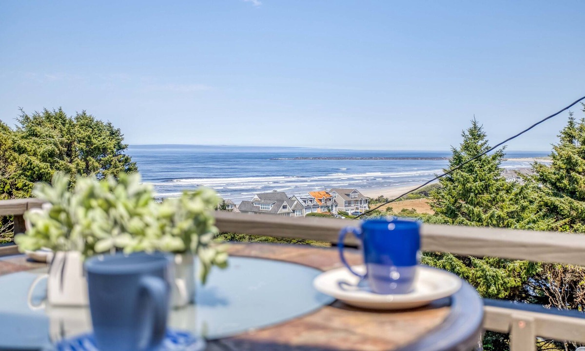South Beach House | Charming, Updated Cottage Close to Newport’s Attractions has Great Deck View!