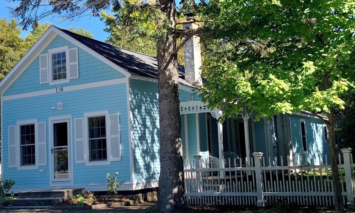 Leland Cottage | Charming updated cottage in the heart of Leland. Walk to all the attractions!