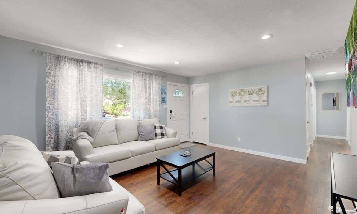 Dupont House | Charming Upper Home Cozy & Relaxing Retreat