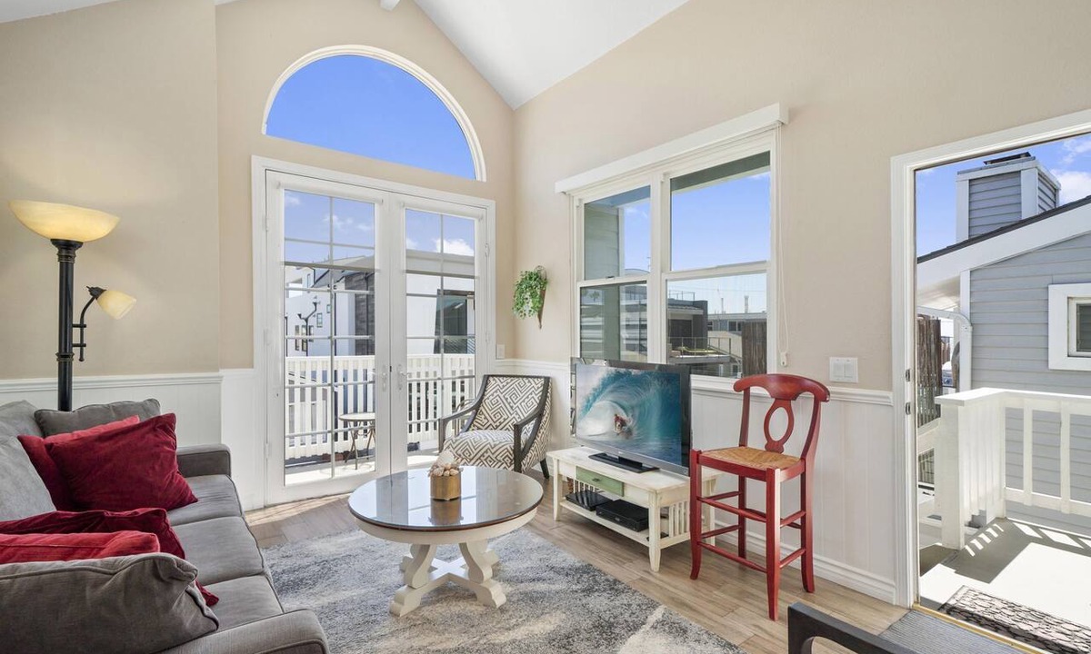 West Newport Condo | Charming Upper-Level Ocean View Beach House, Prime Peninsula Location!
