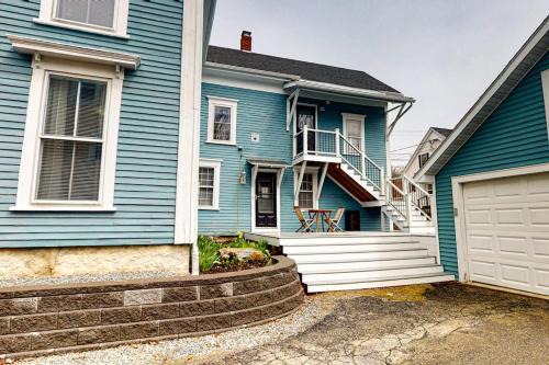 Bucksport House | Charming upstairs duplex with fast WiFi, partial AC, & walkable location
