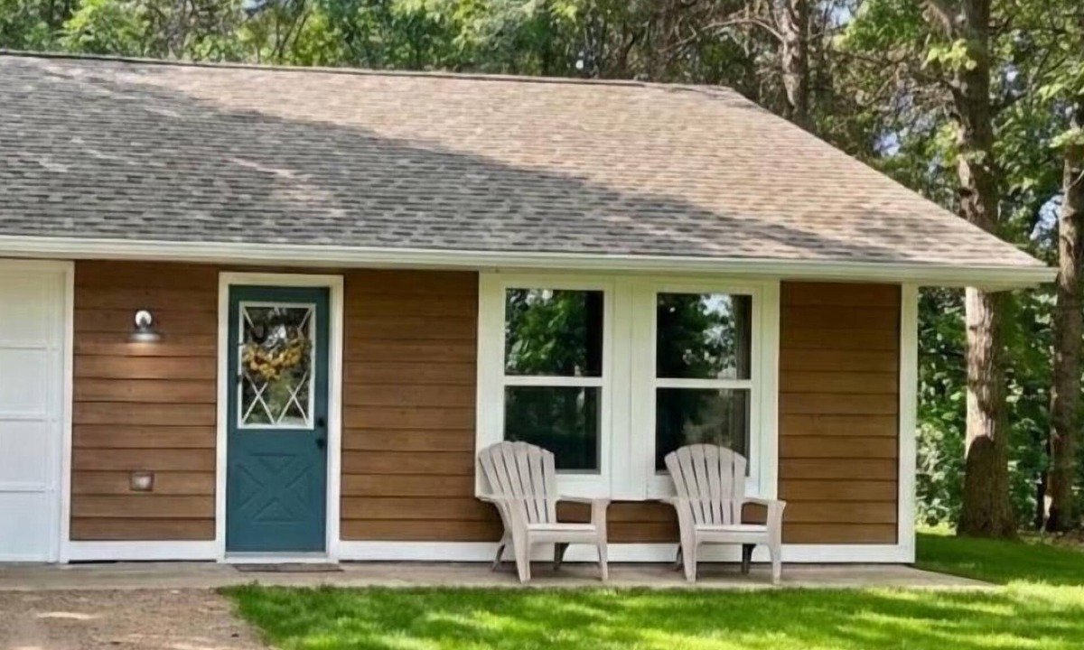 Brainerd Cabin | Charming 1BR riverside cabin in Brainerd, MN. River sunsets, stocked kitchenette, fire pit, 10 min to downtown. Ideal for couples, small families & remote workers seeking a peaceful Up North escape.