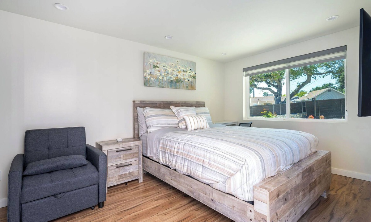 La Crescenta-Montrose House | Charming contemporary master suite in La Crescenta-Montrose - minimum 30 nights