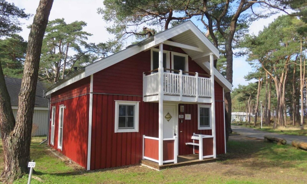 Gohren House | Charming vacation home Hus Utkiek 226 in Baabe. Pure relaxation in the sauna or hot tub. Seasonal beach chair for relaxing days at the beach. Insect screens for carefree summer evenings