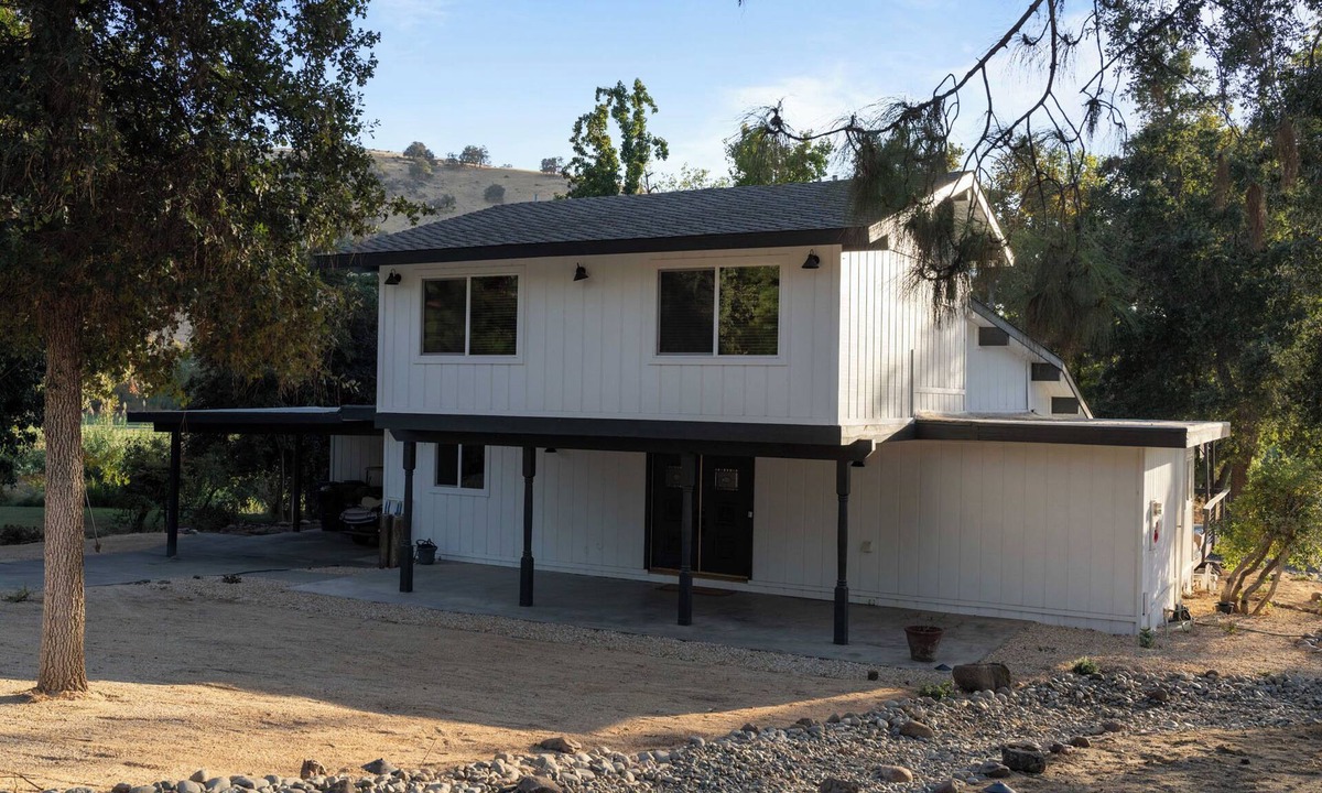Springville House | Charming vacation rental steps away from River Island Golf Course