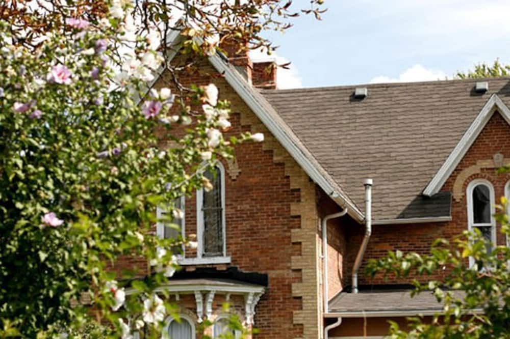 Comber Cabin | Charming Vacation Rental in Historic Bed and Breakfast near Lakes in Southern Ontario