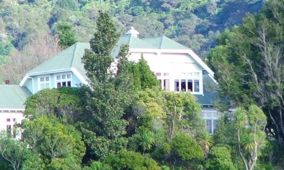 Nelson Cabin | Charming Vacation Rental in Unique Bed and Breakfast Overlooking Nelson, South Island