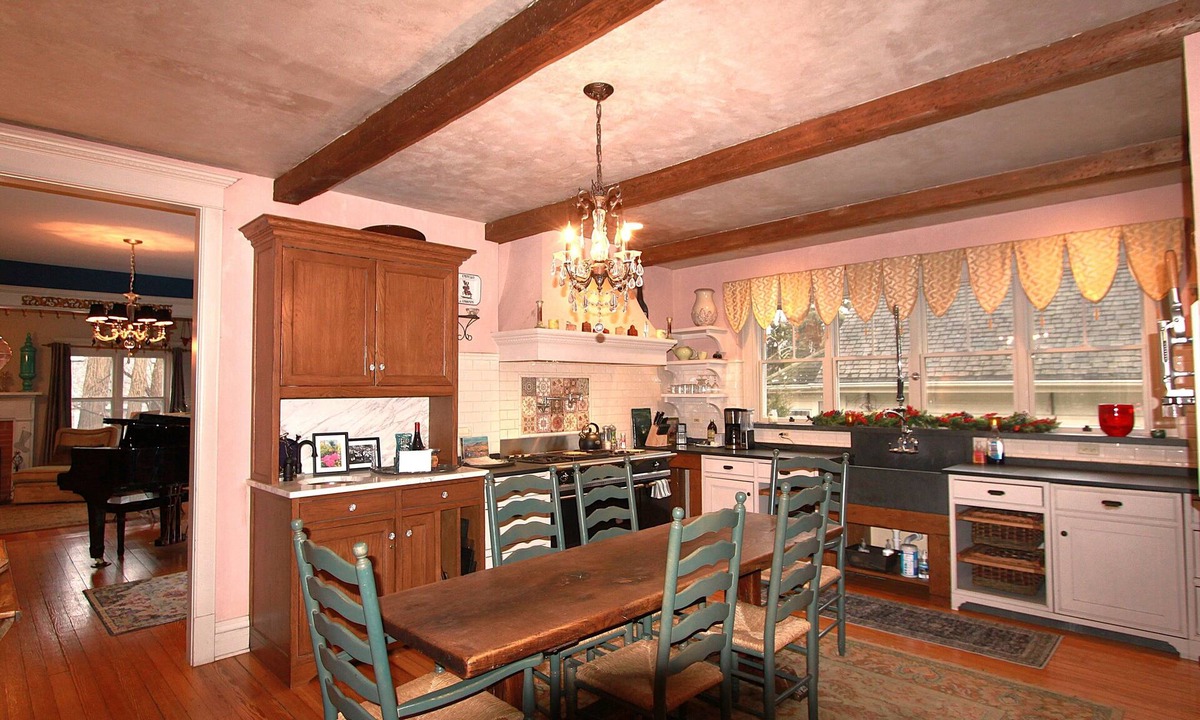 Glen Ellyn House | Charming Victorian Farm house with large eat in kitchen in Historic Glen Ellyn.