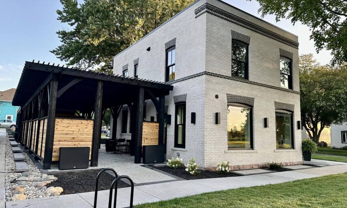 Sioux Falls House | Charming Victorian | Central, 2 bed, Sun room