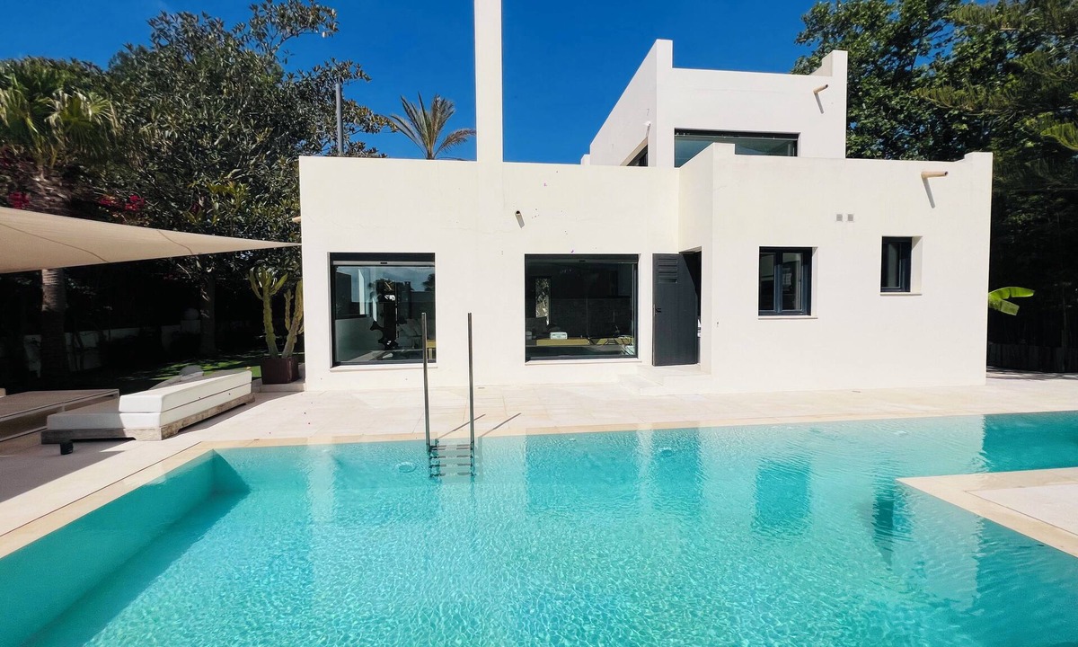 Siesta Ski Chalet | Charming Villa Walking Distance to the sea