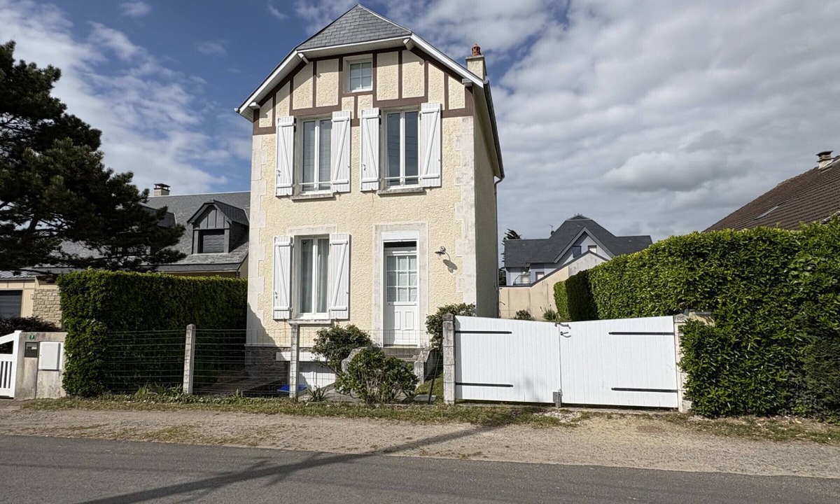 Jullouville House | Charming Villa with Garden, Steps to Beach, Near Town, Free WiFi